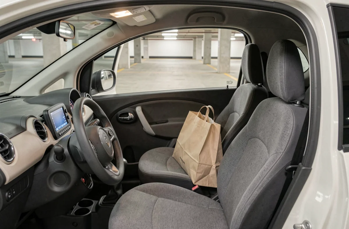 Intérieur d'une voiture sans permis quatre places avec sièges arrière visibles