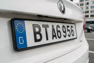 Gros plan sur une plaque d'immatriculation européenne avec code pays et étoiles sur fond bleu