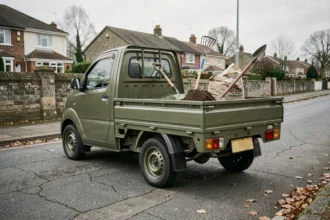Voiture sans permis pick-up compacte garée dans une rue résidentielle avec plateau cargo chargé d'outils de jardinage
